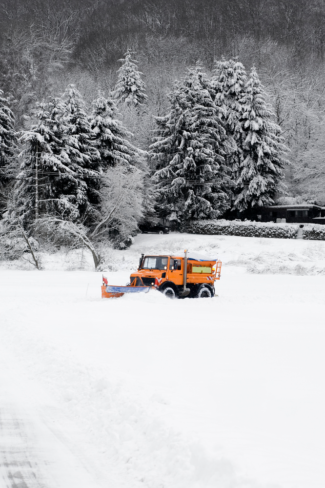 The stress that winter weather places on vehicle can be minimized by performing certain maintenance tasks and safety checks.
