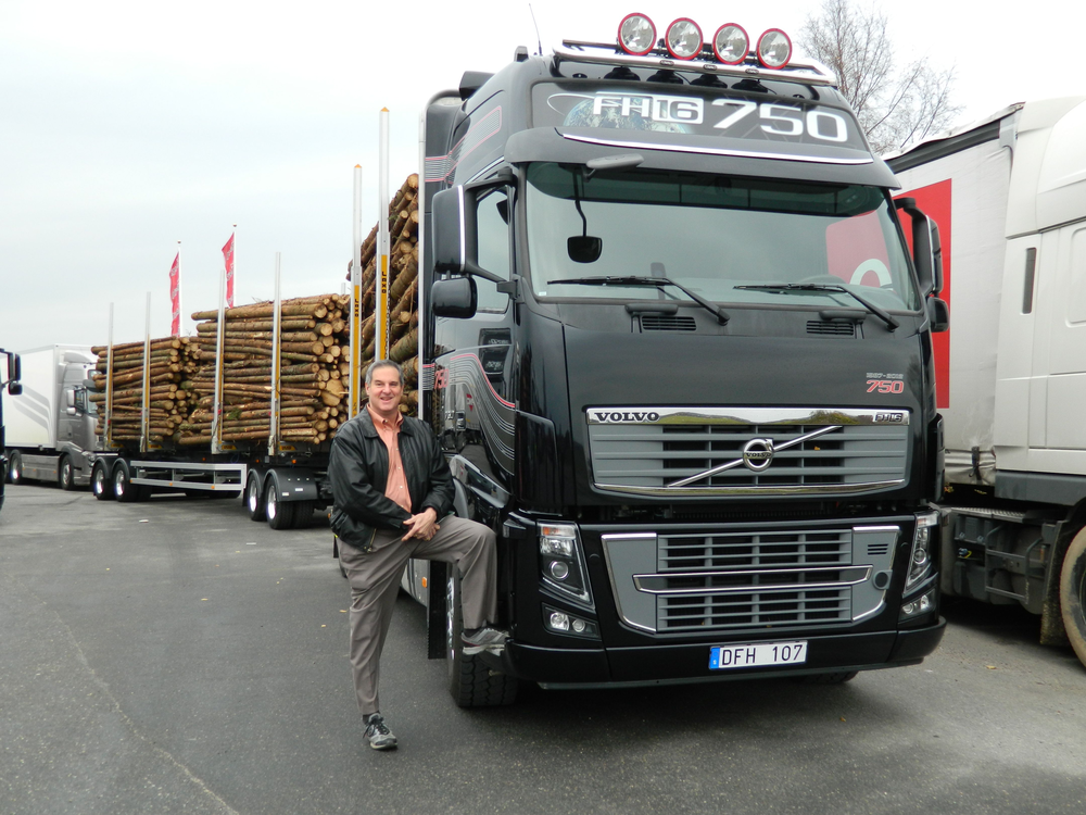 A Volvo FH16 Globetrotter XL model with an I-Shift transmission. One of the many trucks I got to try out on the roads of Sweden.