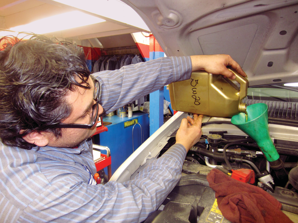 When switching over to full synthetic motor oils with extended drainage intervals, it is important that the motor oil is the right viscosity and that it meets manufacturer specifications.