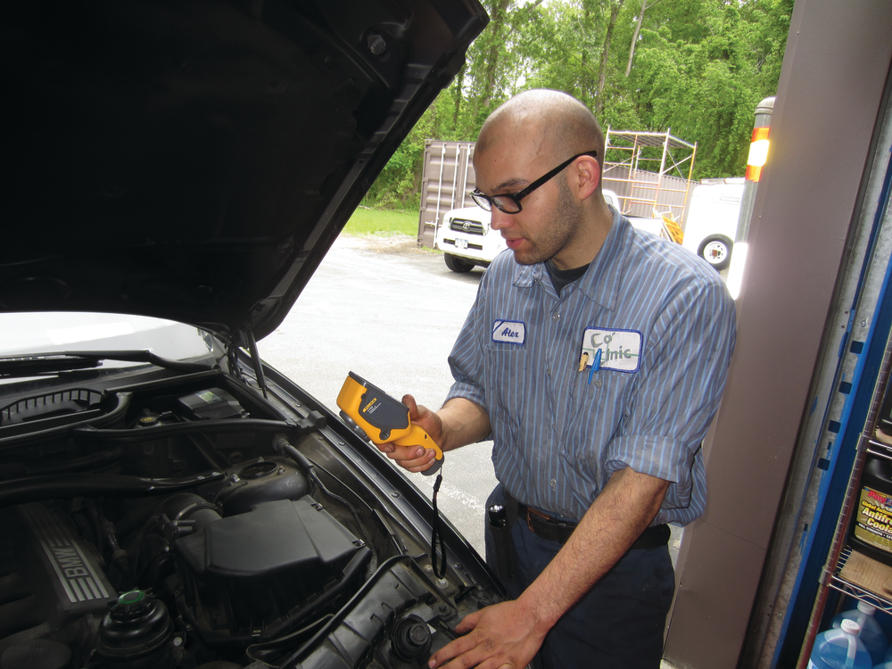 Alex Portillo using the Fluke VT02 on a 2008 BMW X3.