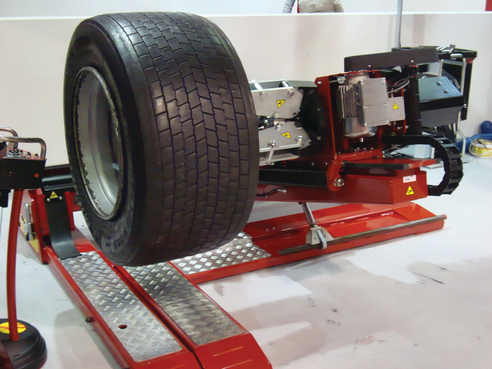 The use of tire changing machines when demounting and mounting wide base singles should be the preferred solution.