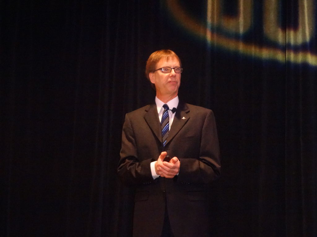 Alan McAvoy of Chrysler advises MACS attendees that R-1234yf refrigerant performs comparably to R-134a.