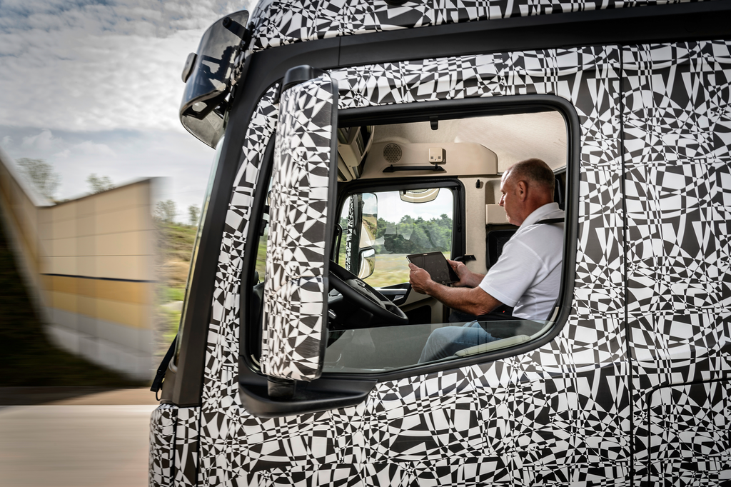 Billed as the world's first autonomously driving truck, the Mercedes-Benz Future Truck 2025 uses the Highway Pilot assistance system to drive along all by itself communicating with its surroundings and other traffic.