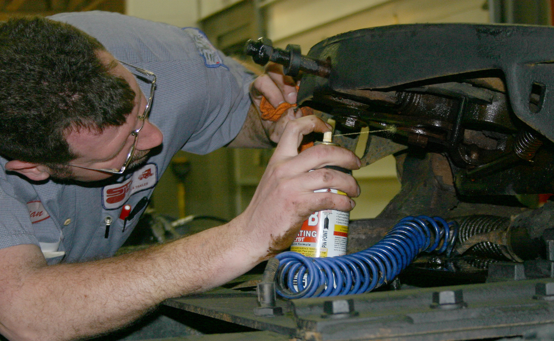 A best practice is to thoroughly clean and lubricates the fifth wheel locking mechanism.