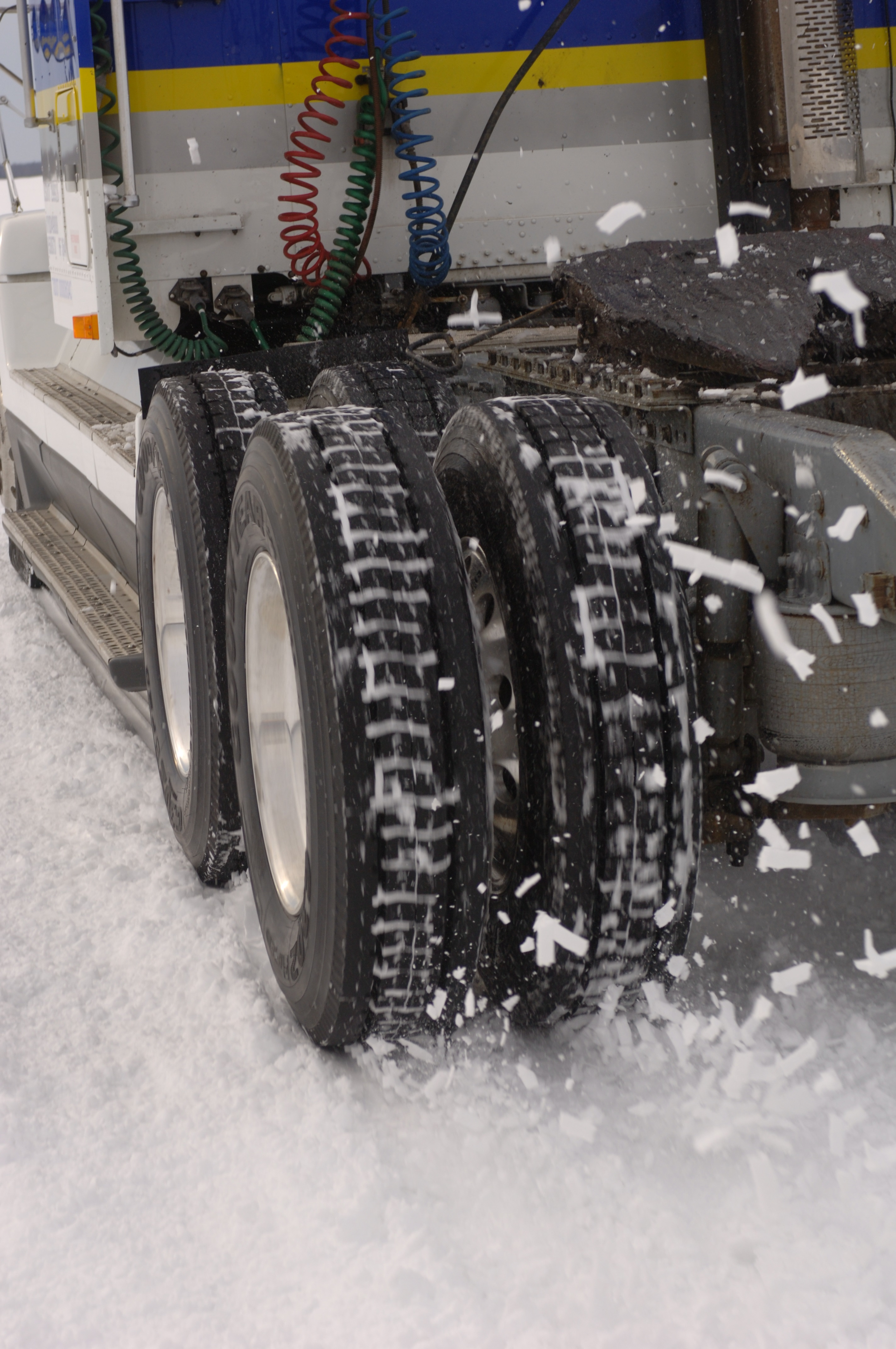 Reduced traction is one disadvantage to employing a 6x2 axle configuration on vehicles. However, the adoption of certain technologies and the implementation of proper driving training practices can help combat this issue.