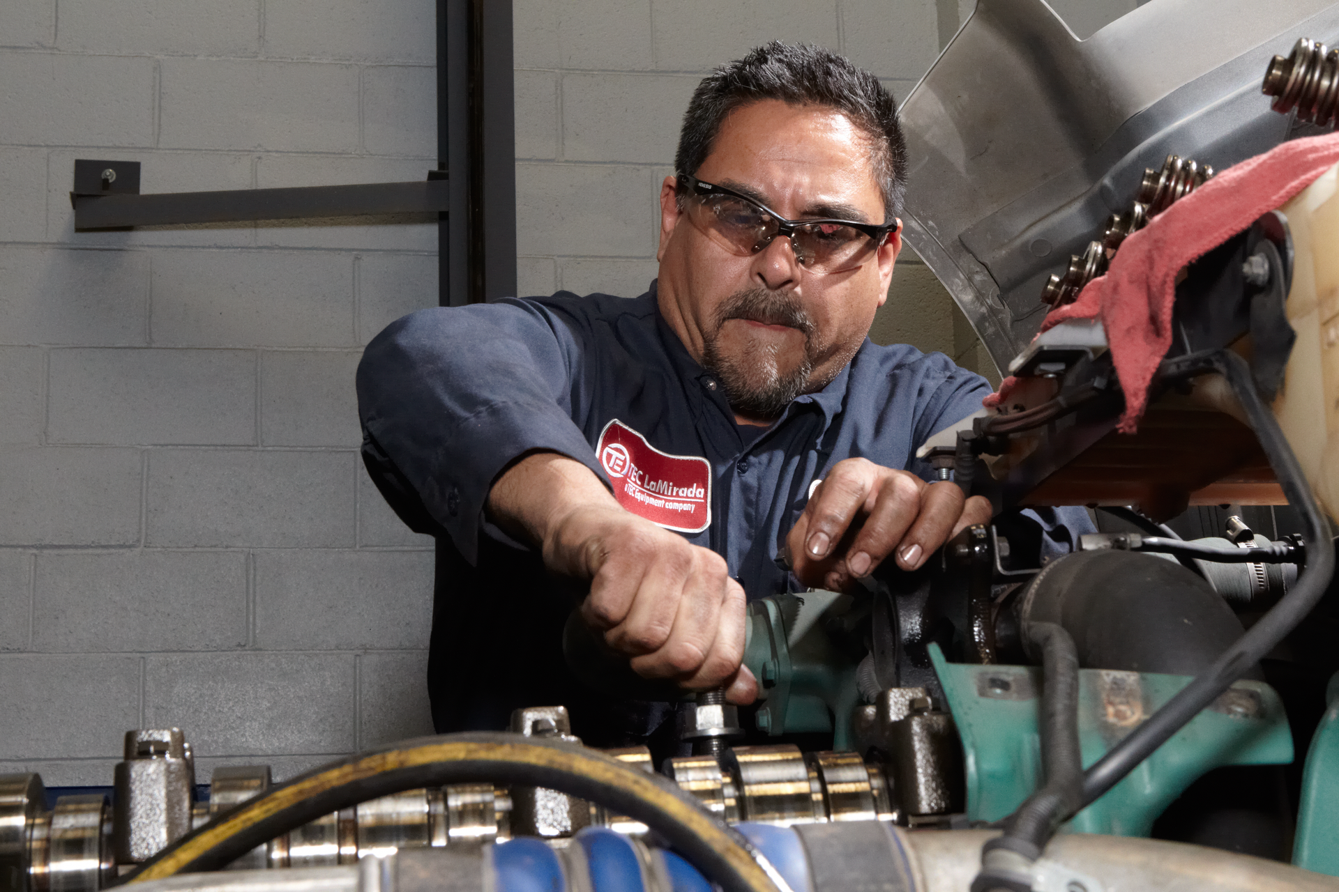 The use of step-by-step, how-to instructions that define or standardize a procedure for the completion of a task or specific function helps enable technicians to carry out a task correctly, the same way, every time. Achieving uniformity and level of quality is an effective catalyst to drive performance improvement.