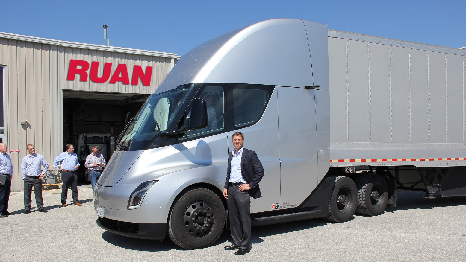 Ruan CEO Ben McLean with Tesla's wholly electrically powered tractor.