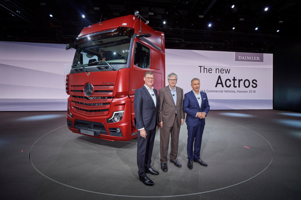 Left to right: Till Oberwoerder, Head of Daimler Buses and CEO of EvoBus; Martin Daum, Member of the Board of Management of Daimler AG, responsible for Daimler Trucks & Buses; Stefan Buchner, Member of the Divisional Board Daimler Trucks & Head of Mercedes-Benz Trucks