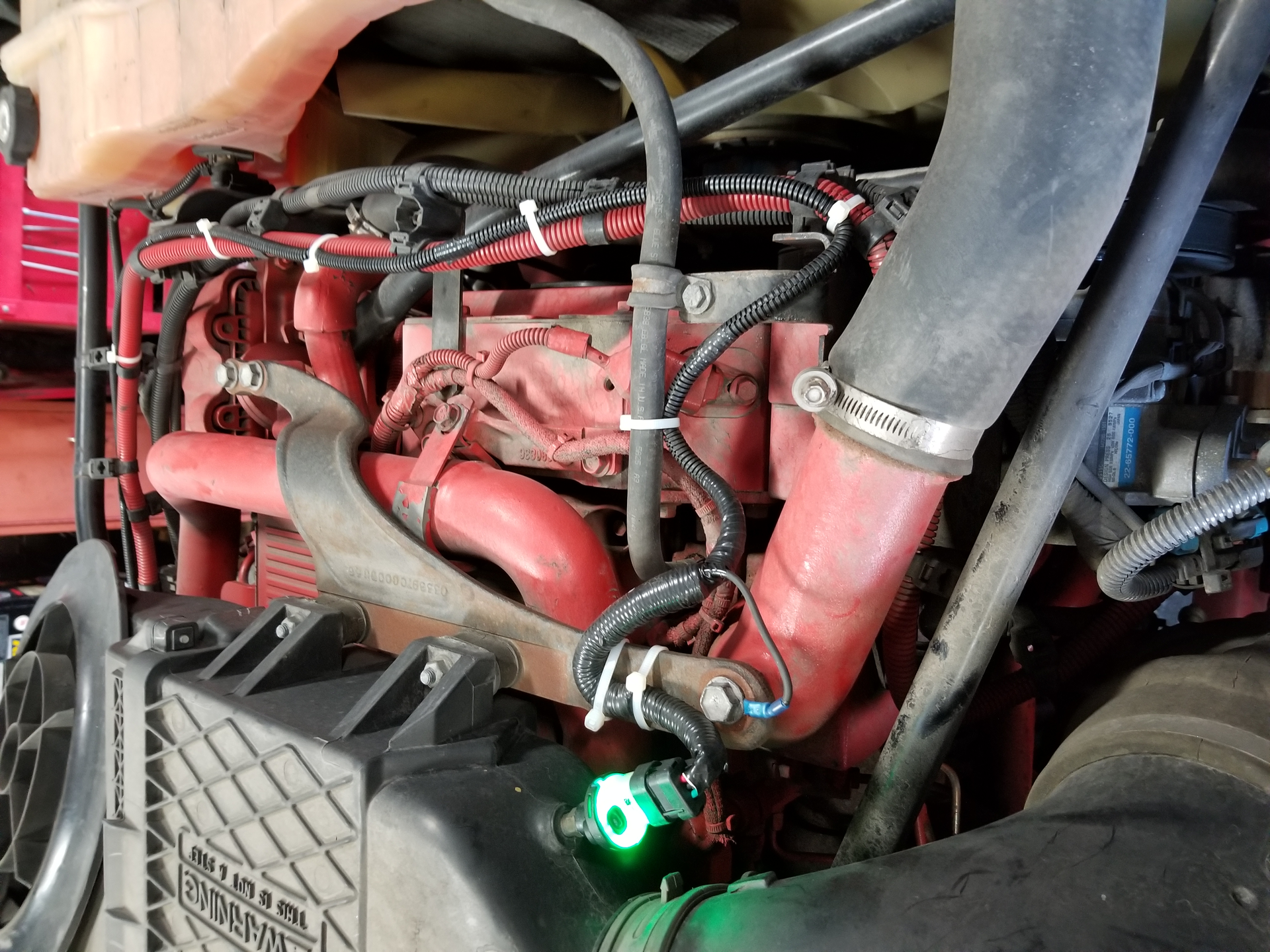 The Fleetguard FIT system offers fleets an LED indicator light, used to provide a quick status on the engine air filter. A green light means the filter is in good operating condition.
