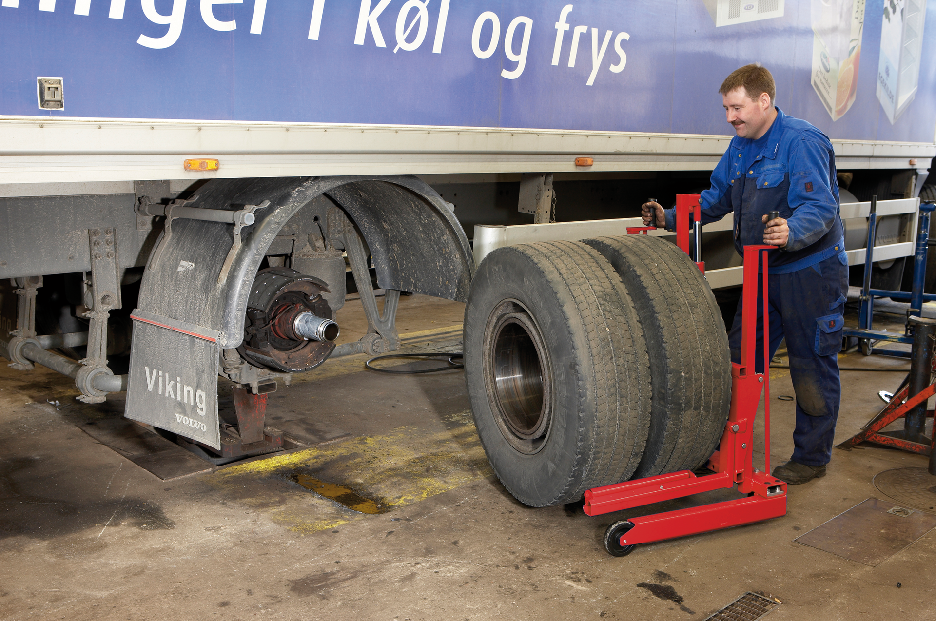 A high lift wheel dolly allows wheel removal without back strain.