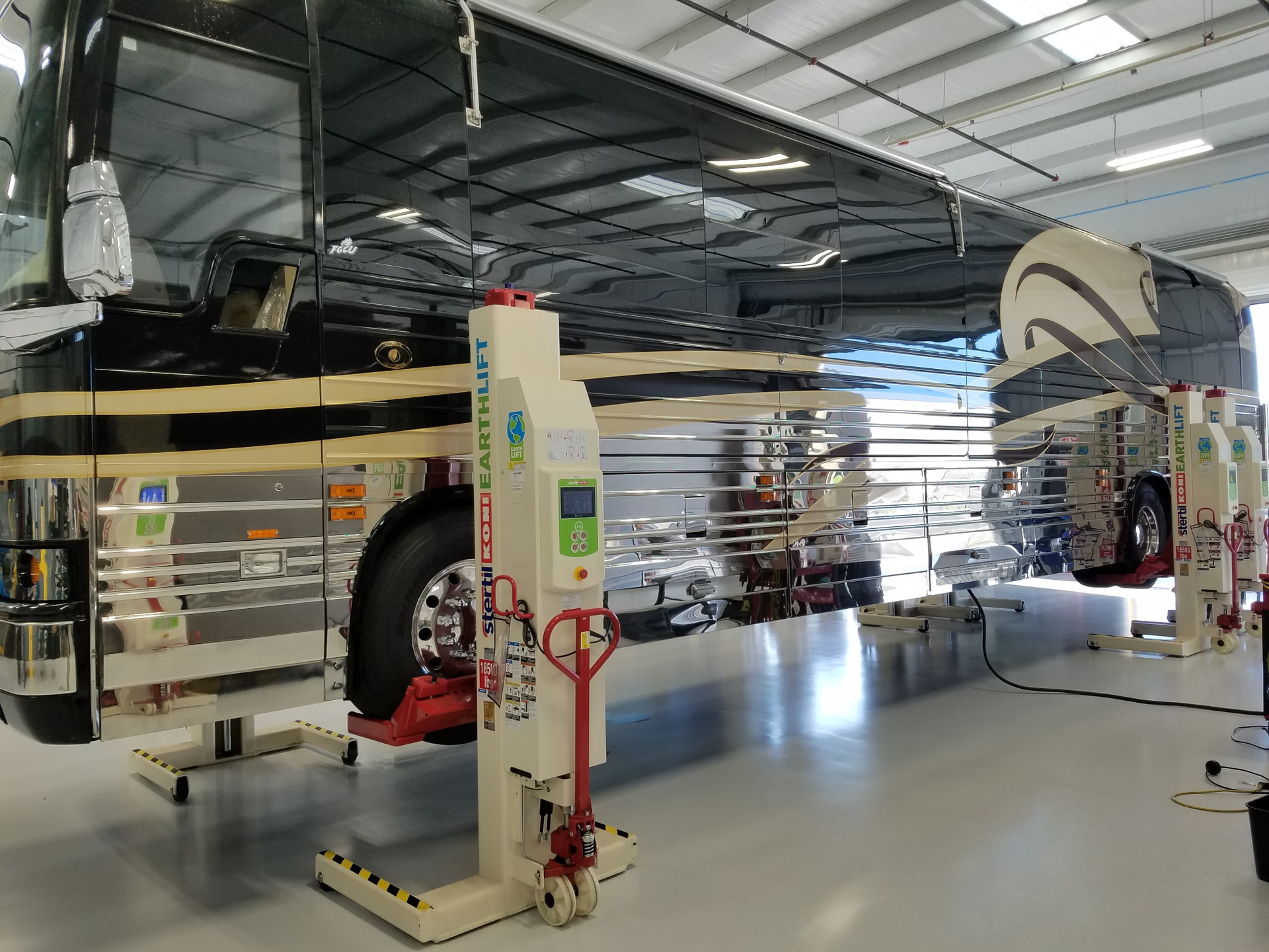 Earthlift Prevost Motorcoach Bus