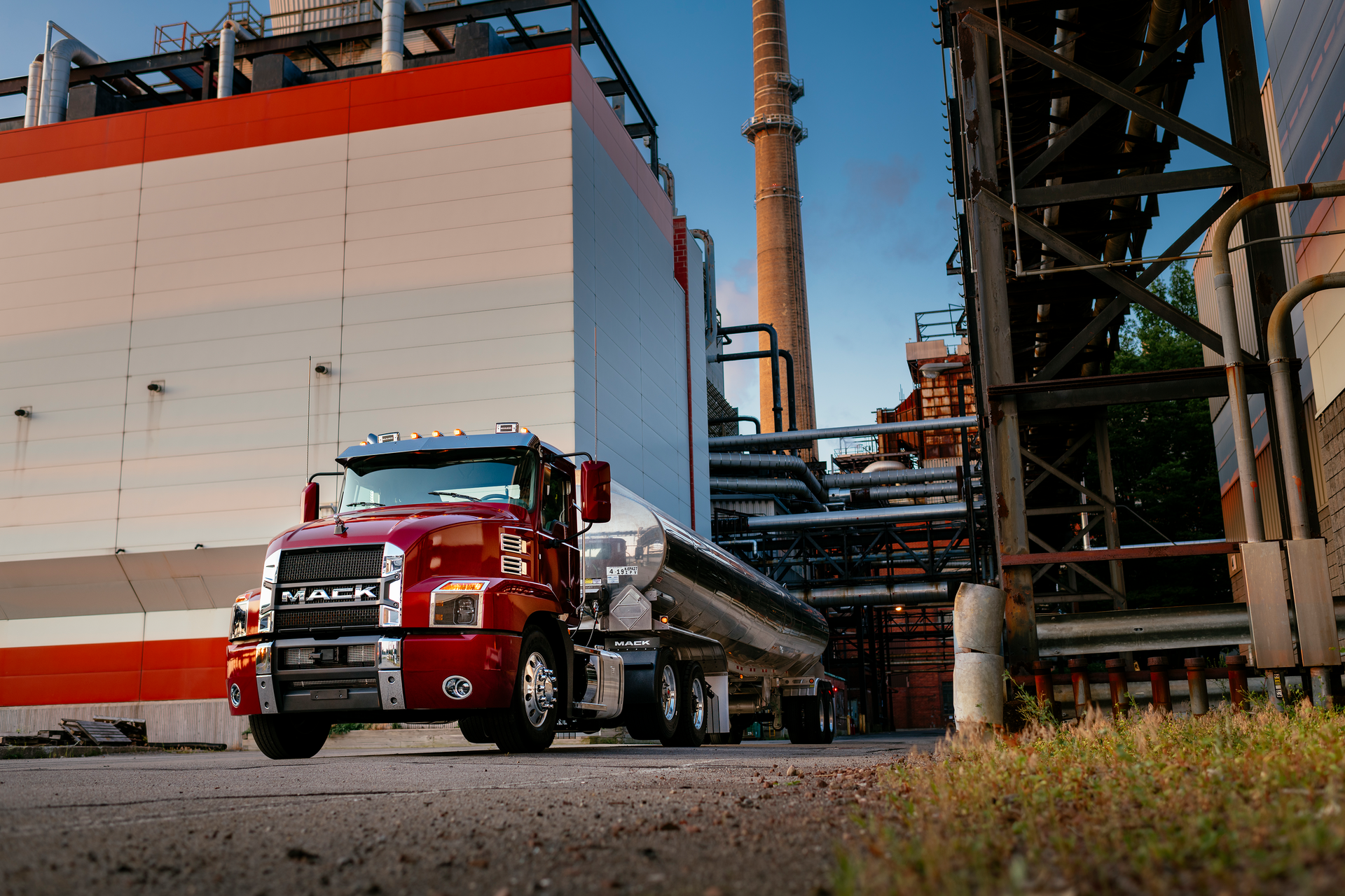 There are two general types of 6x2 axles. A tag axle is where the rear-most drive axle is non-powered, also referred to as a free-rolling or dead axle. A pusher axle is where the forward-most drive axle is not powered.