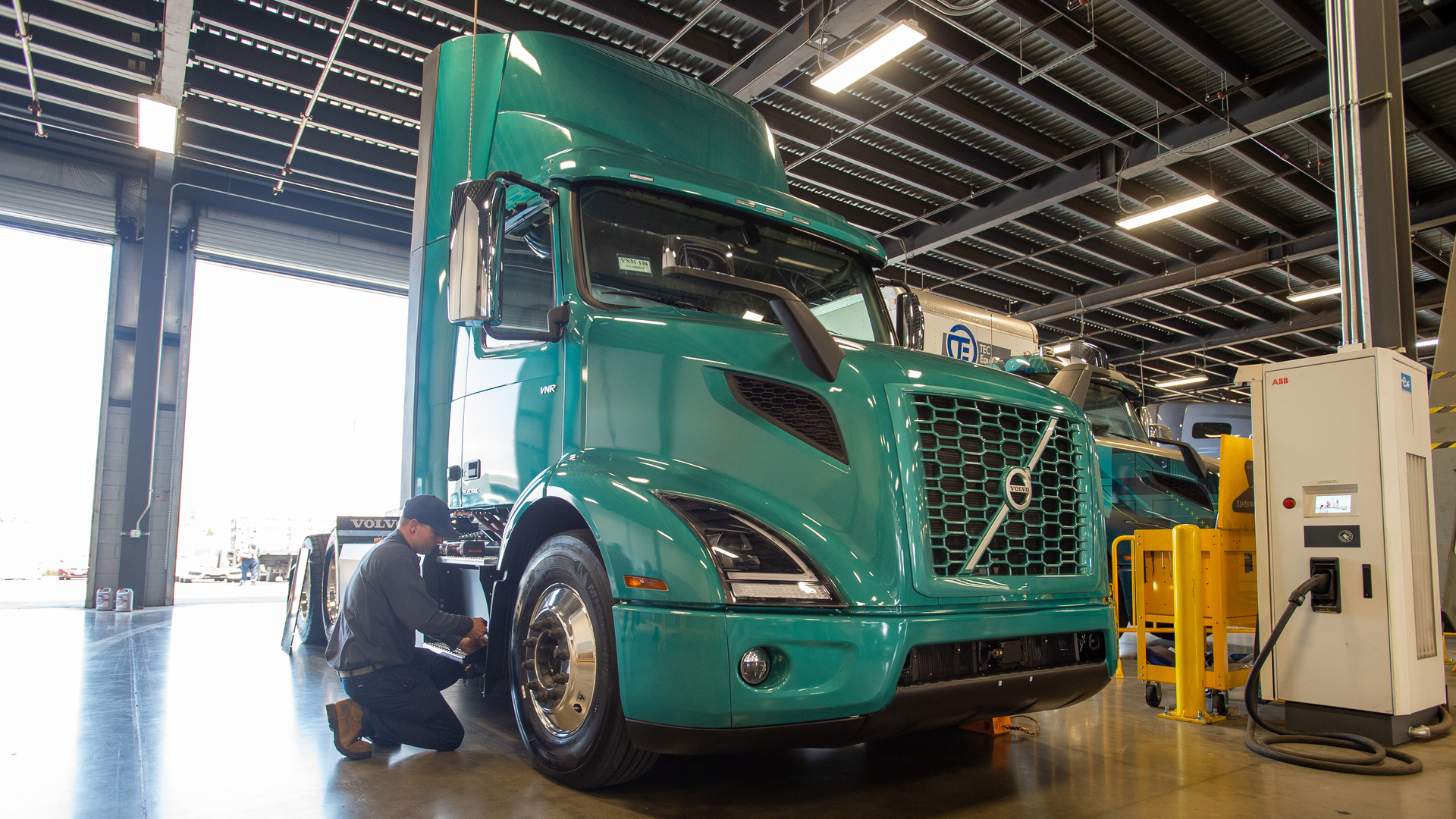 Volvo Vnr Electric Dealership Technician 1 611ac14389636