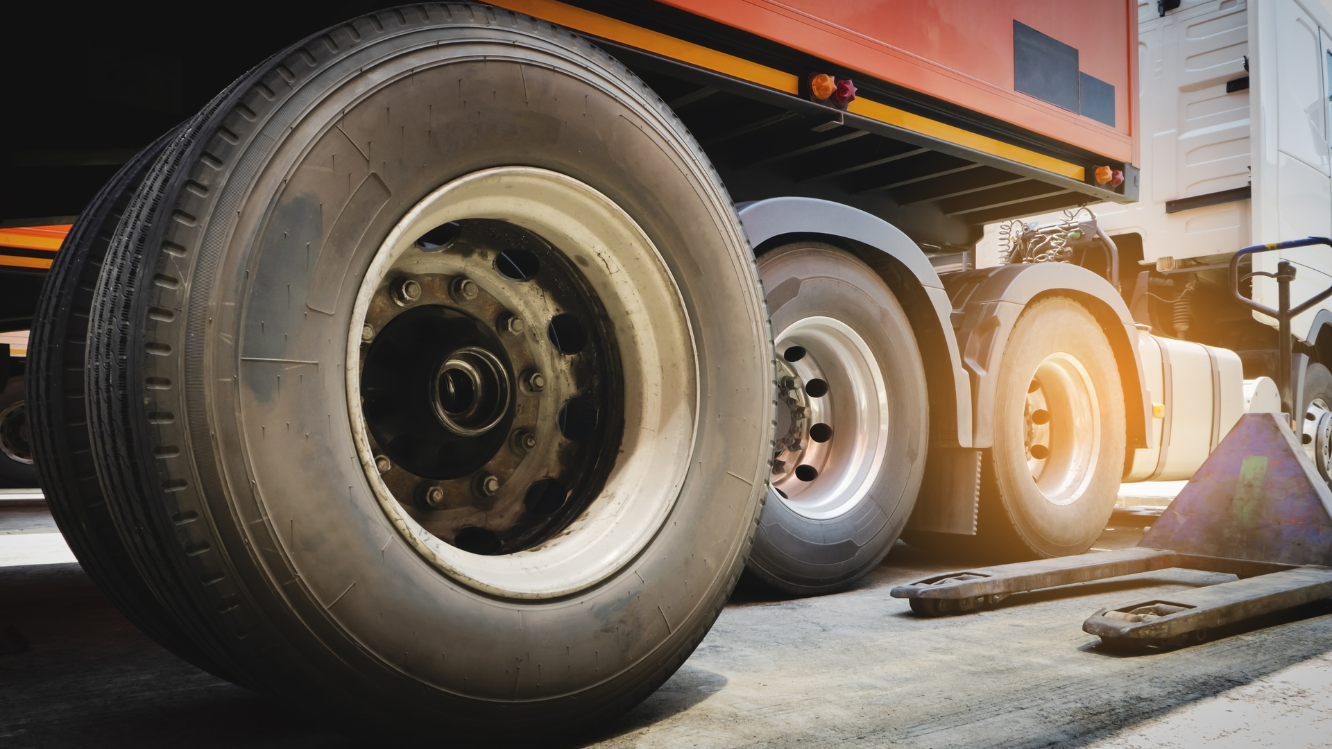 Trailer Tire 183166042 Siwakorn Klomwinyarn Dreamstime 6124f0da3e212