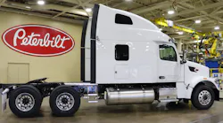 Peterbilt Model 567 Ultra Loft 2 60b79edaf2c0a