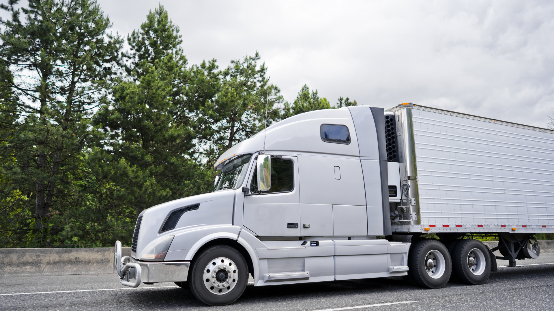 Semi Truck Fleet Highway 121695208 Vitpho Dreamstime 616d709f5f21e 61702ca51fe30