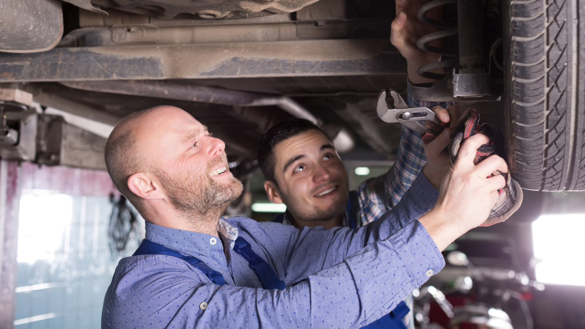 50272133 Iakov Filimonov Dreamstime Men Fixing Tire 61c9e57a22d8a