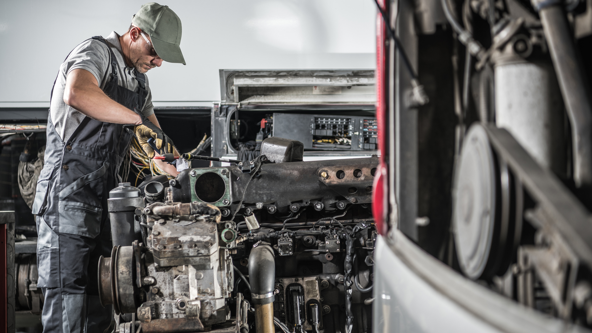 Semi Truck Maintenance Technician 198136871 Welcomia Dreamstime 61d34a6c345f7 61d5b6a5b08eb