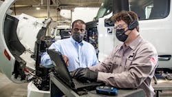 Willie Reeves, Paccar Leasing’s director of franchise maintenance, works out issues with a PacLease technician. Willie Reeves, Paccar Leasing’s director of franchise maintenance, works out issues with a PacLease technician.