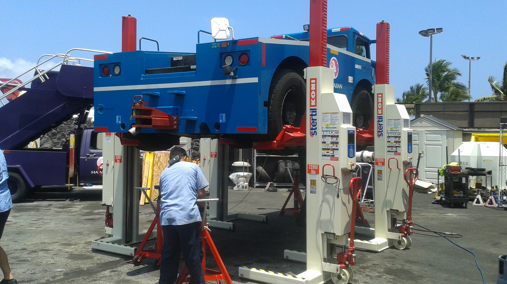 Hawaiian Airlines uses Stertil-Koni&rsquo;s Mobile Column Lifts to perform maintenance on a pushback tractor.