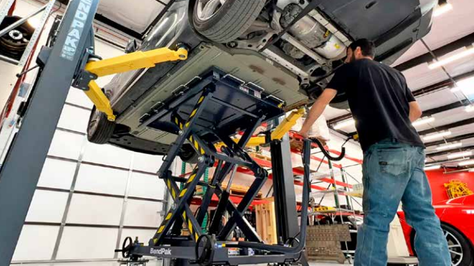 The EV4000SL has a 4,000-lb. capacity and the capability to elevate to more than 6&rsquo; in less than 20 seconds.