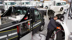 Vanair’s Cap•Start Engine starting system on a job site. Its rapid recharging technology facilitates the charging of several vehicles.