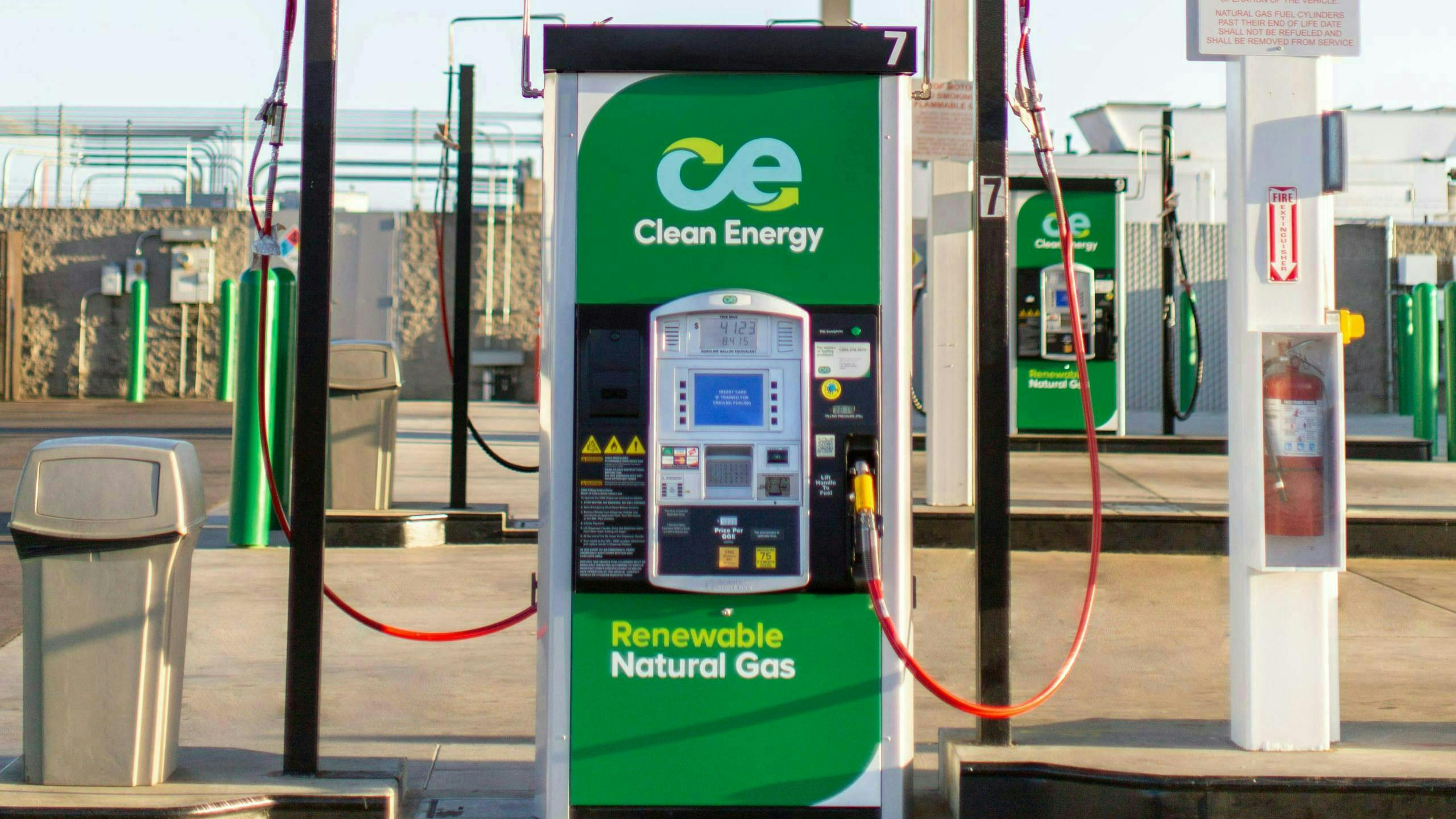 The North American Council for Freight Efficiency released a report on natural gas and its potential role in decarbonizing the trucking industry. The report shared key factors that fleets should consider when exploring the viability the alternative fuel in their fleet.