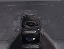 Be sure to lubricate the grooves of the fifth wheel lock and move the locks after application to evenly distribute the grease. Be sure to lubricate the grooves of the fifth wheel lock and move the locks after application to evenly distribute the grease.