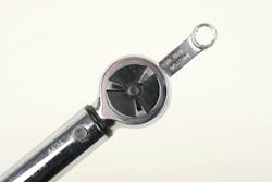 When using a torque wrench extension, always keep the extension in line with the torque wrench body. If the extension clicks off line, stop, straighten it and continue. If you tighten with the extension at an angle, inaccurate torque will be applied. When using a torque wrench extension, always keep the extension in line with the torque wrench body. If the extension clicks off line, stop, straighten it and continue. If you tighten with the extension at an angle, inaccurate torque will be applied.