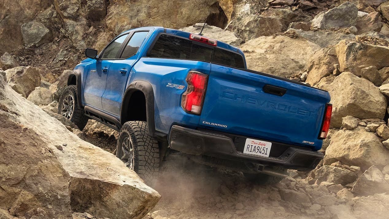 A tire label that does not accurately reflect the installed tires may result in the installation of incorrectly sized tires. In addition, the TPMS may not warn the driver of a drop in tire pressure. Both of these scenarios can increase the risk of a crash.