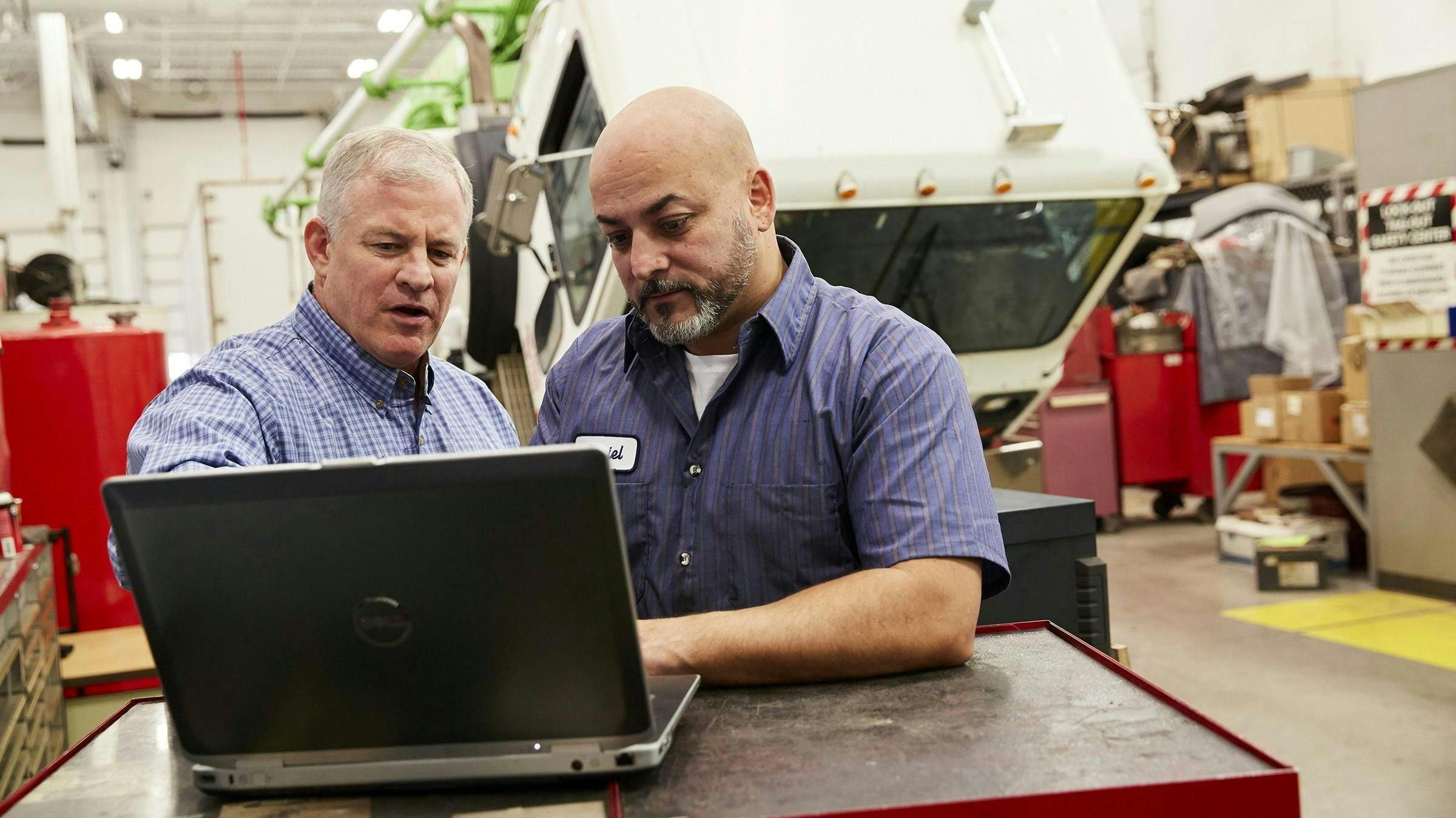 Repair histories with VMRS codes provide standardized data to techs.