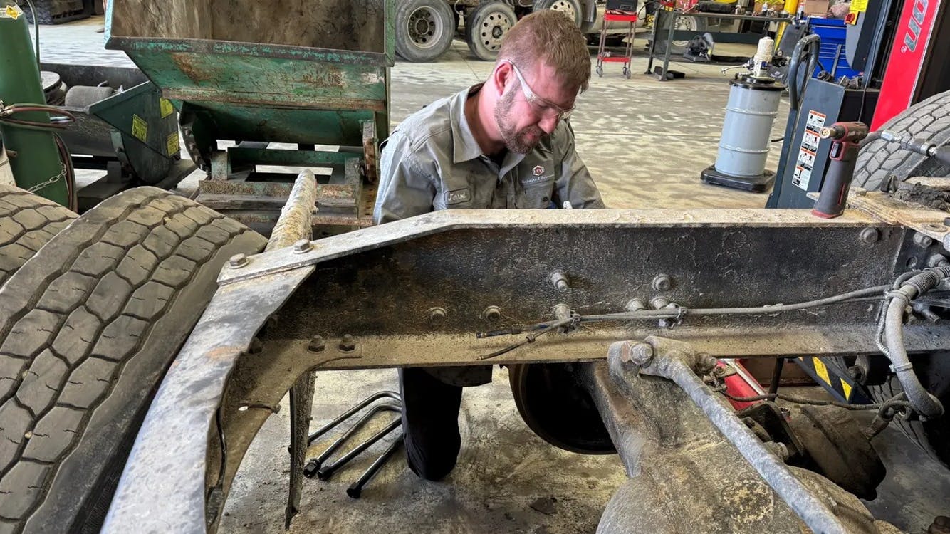 67086494e08809e263af69c7 Hm Repairs Technician In Shop