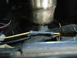 This image shows how heat is applied first to the center of the shrink tube, working towards the outer edges. This image shows how heat is applied first to the center of the shrink tube, working towards the outer edges.