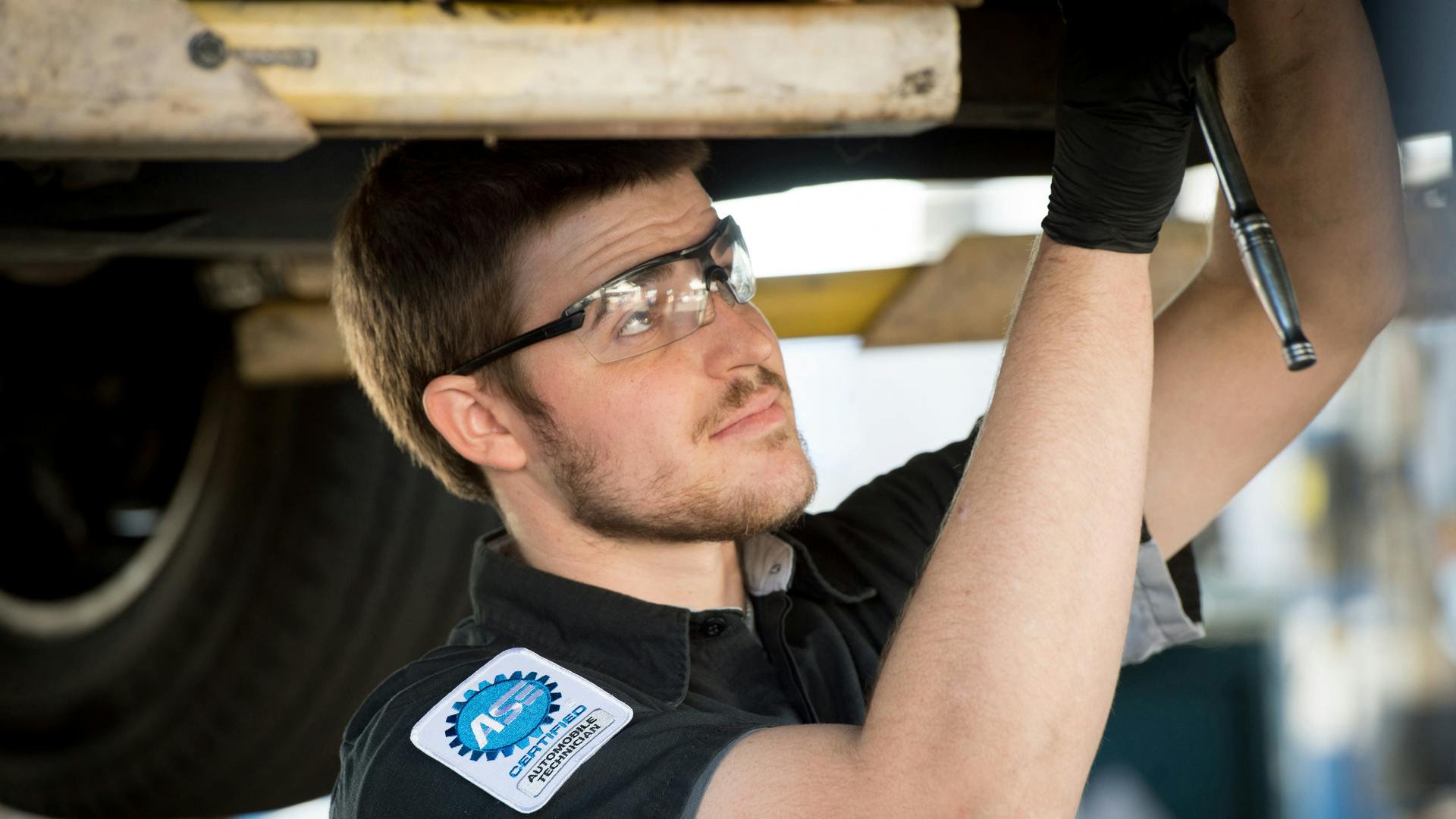 67991a33fd03252a20370ab5 Ase Technician Male