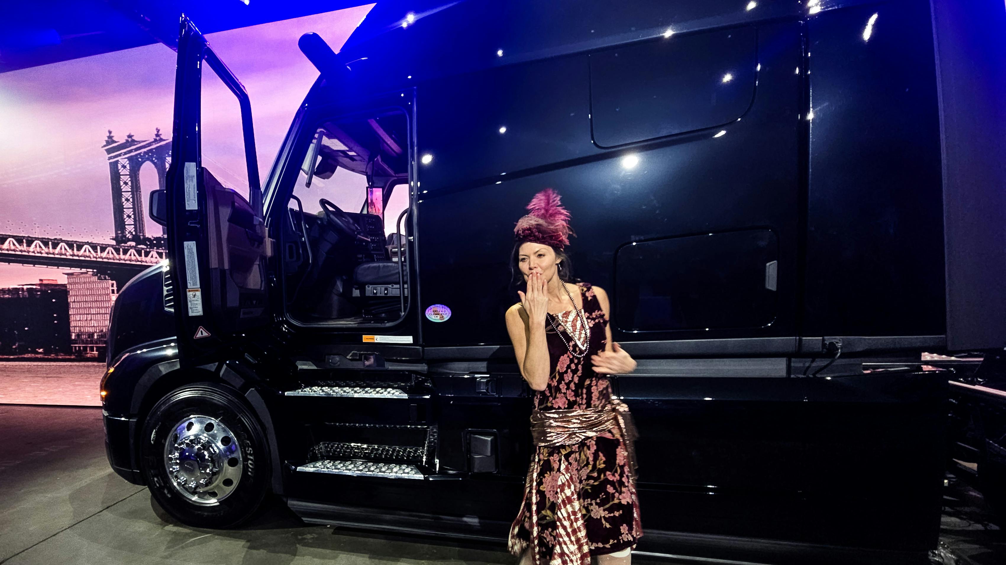 67f930bbf4bad93082105bdf Fapper Kiss Mack Pioneer