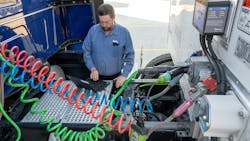bendix_diagnostics - Technician diagnoses trailer bendix_diagnostics - Technician diagnoses trailer